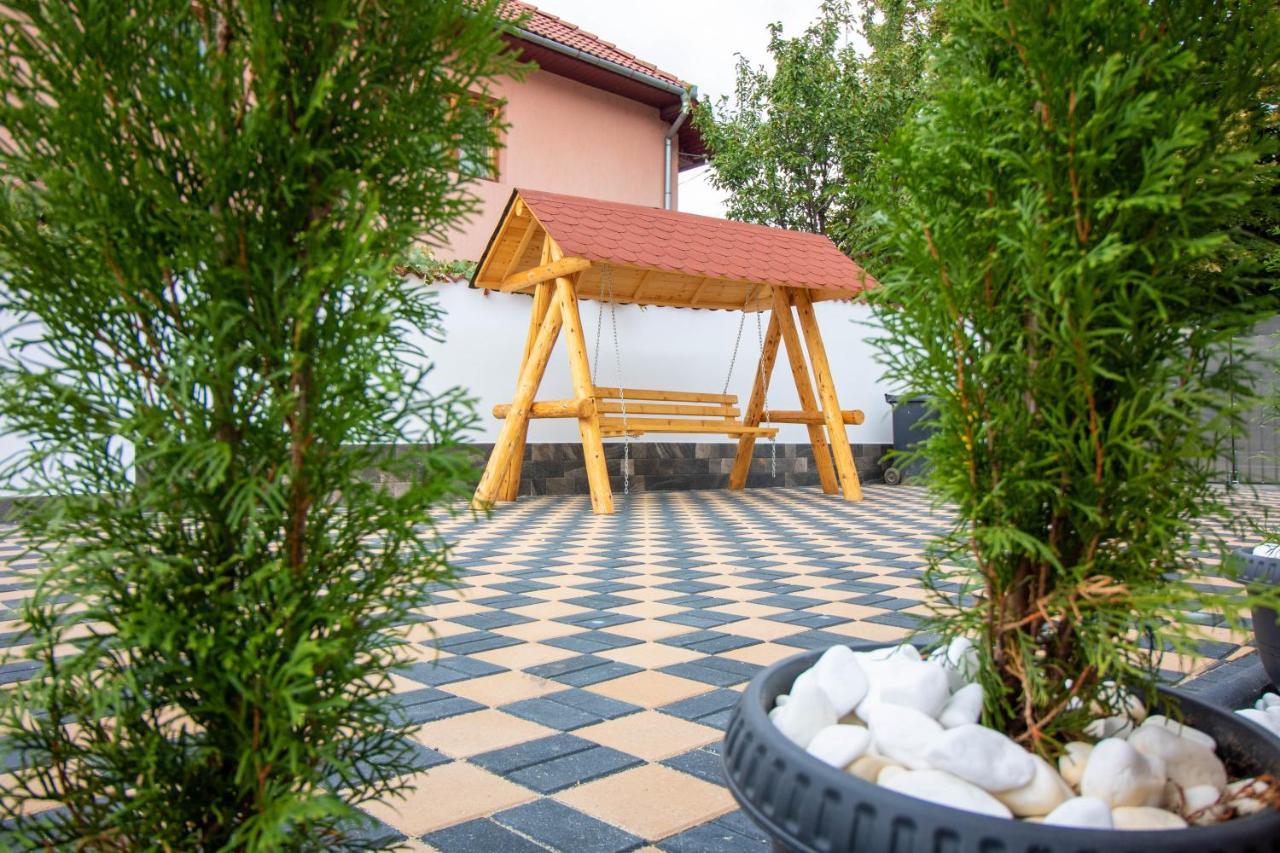 Hotel Pensiunea D & Ylan Novaci-Străini Exterior foto
