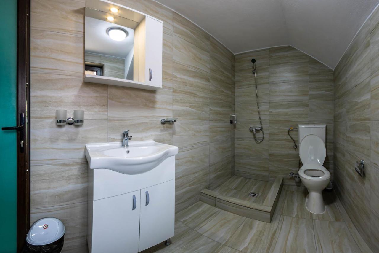 Hotel Pensiunea D & Ylan Novaci-Străini Exterior foto